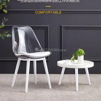 Малък апартамент в скандинавската провинция, модерен прозрачен стол за грим, пластмасов кристално-бял стол за хранене, дизайнерски стол за нокти