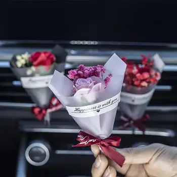 Творческа украса на интериора на колата със сухи цветя, отдушник, климатик и скоба за един ароматизиране