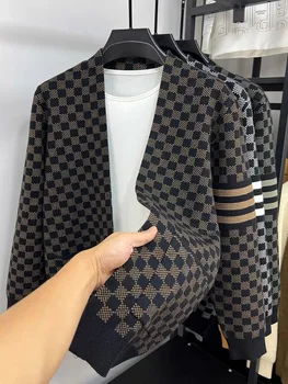 Първокласен брендовый класически райета вязаный жилетка 2023, есента новият корейски случайни вязаный пуловер с V-образно деколте, модно мъжко палто в клетката